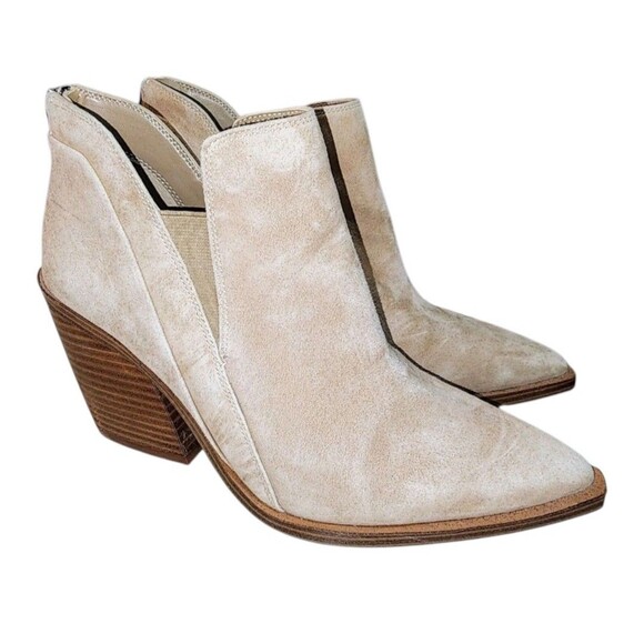 VINCE CAMUTO GRADINA NWOT Sz 8 Tan Suede Feel Stacked Heel Chic Boho Ankle Boots - Picture 1 of 14